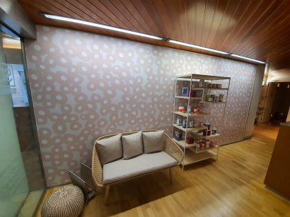 Creación e instalación de vinilos decorativos para tiendas, empresas y oficinas de Madrid