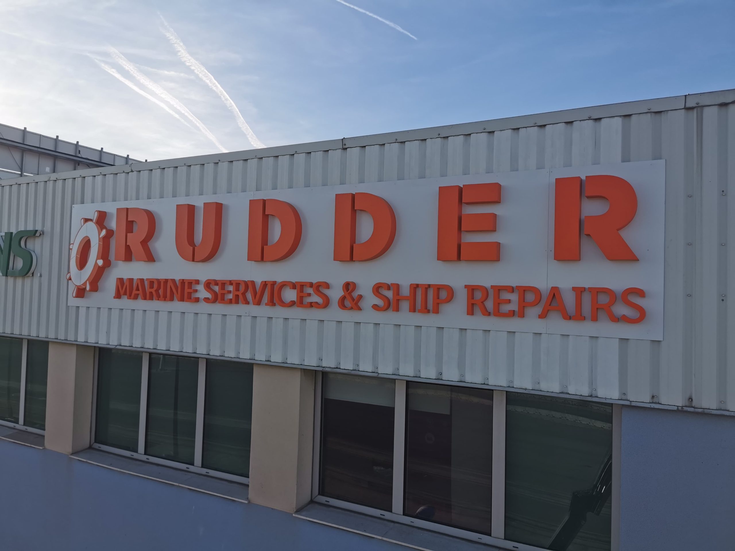 letras corpóreas en carteles